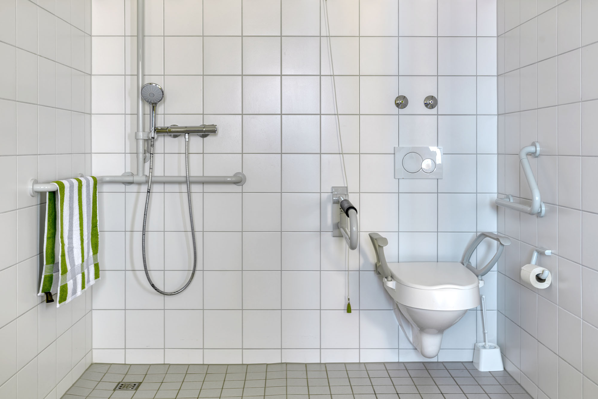 Altenheim Husum: Bewohnerzimmer-Bad-Dusche und Toilette